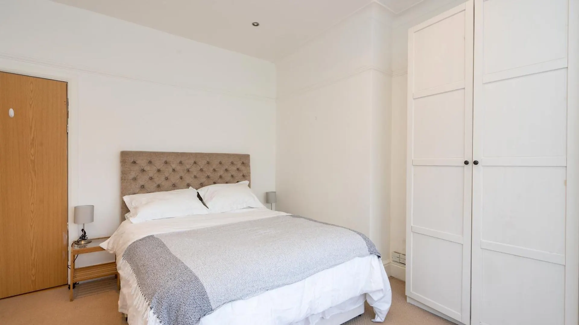 Beautiful 2 Bedroom Flat On Street Lane Leeds