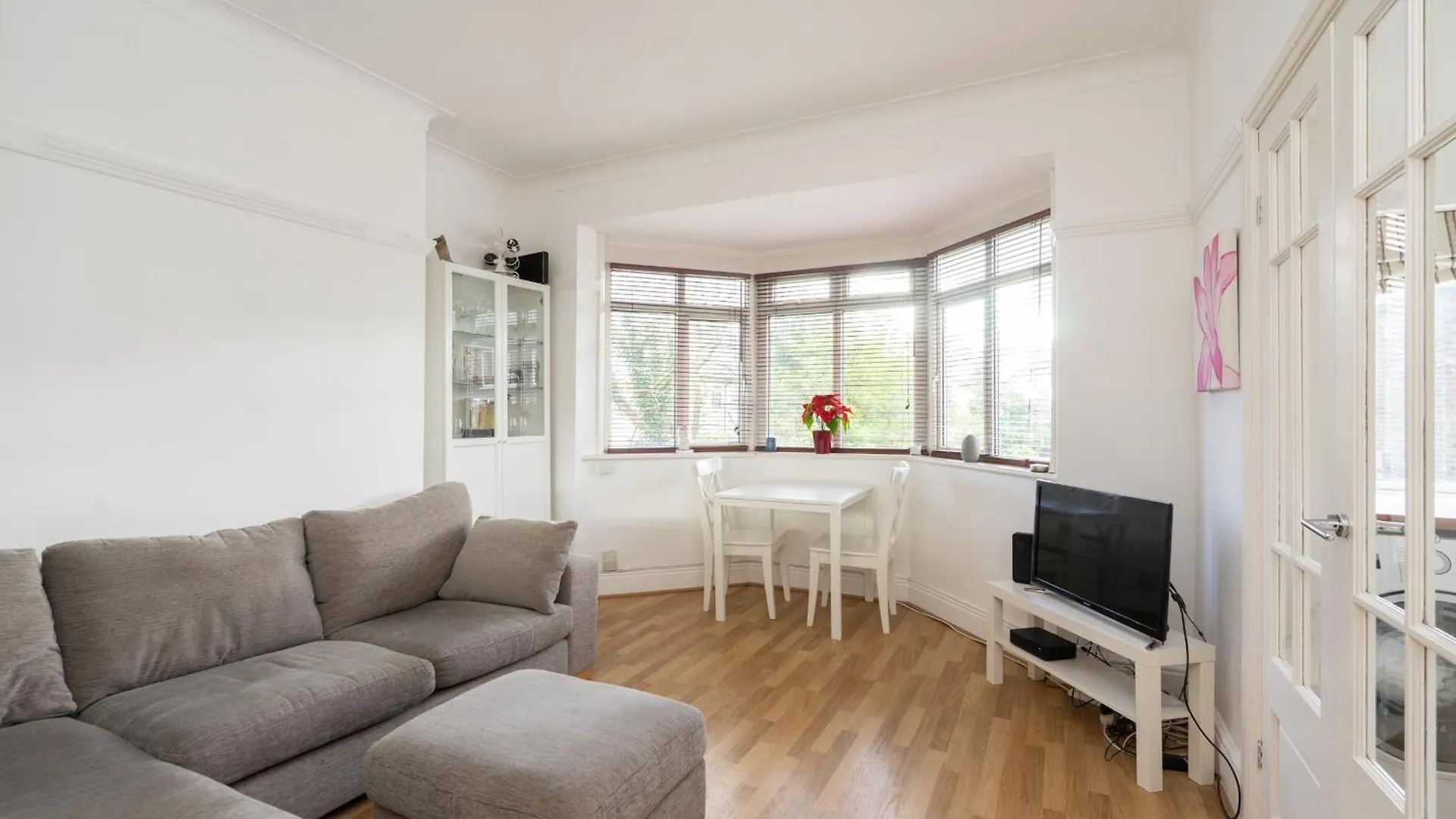 Beautiful 2 Bedroom Flat On Street Lane Leeds  Apartment