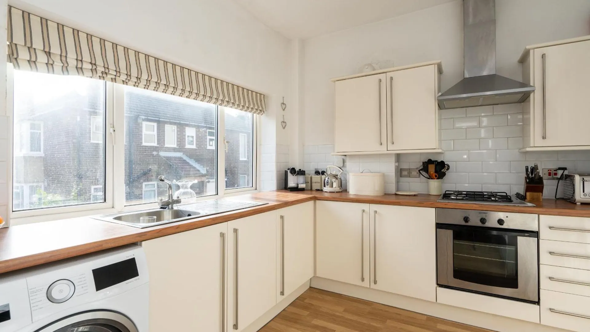 Beautiful 2 Bedroom Flat On Street Lane Leeds