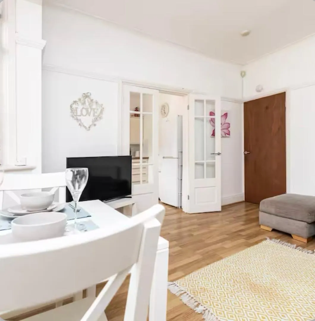 Beautiful 2 Bedroom Flat On Street Lane Leeds  Leeds (West Yorkshire)